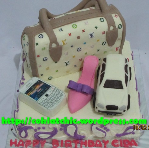 Kue ulang tahun dengan tema Kue tas LV,blackberry,sepat